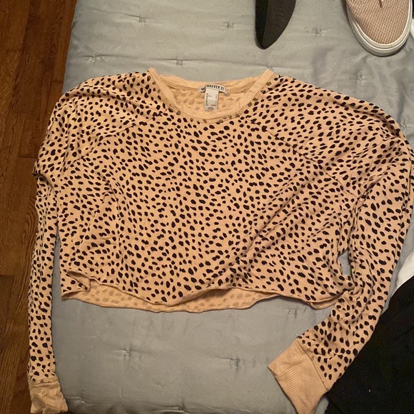 Large Forever 21 Cheetah Long Sleeve Crop and Biker Short Set - Picture 3 of 3